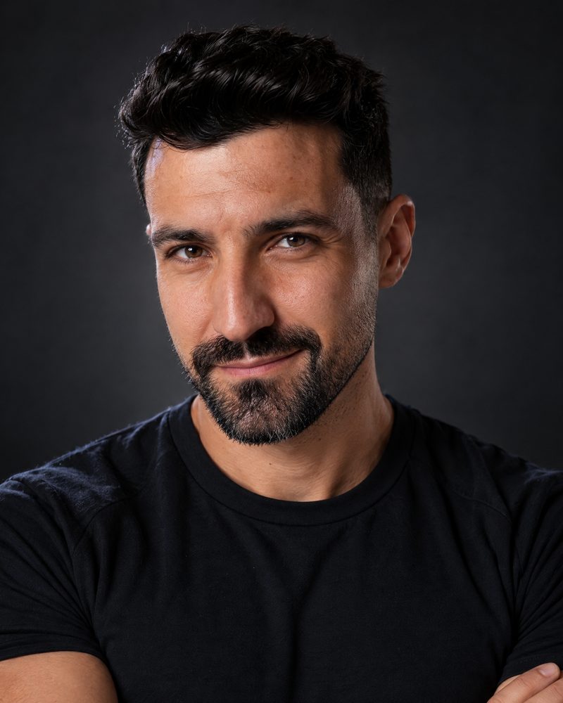 Renato Dinis, arms crossed, in the studio